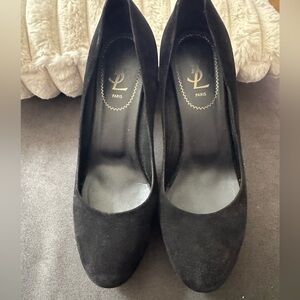 Yves St Laurent Elegant Black Suede Pumps